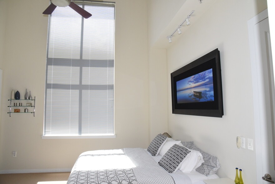 Master Bedroom with 17.5 ceilings and windows - 2200 N Westmoreland St