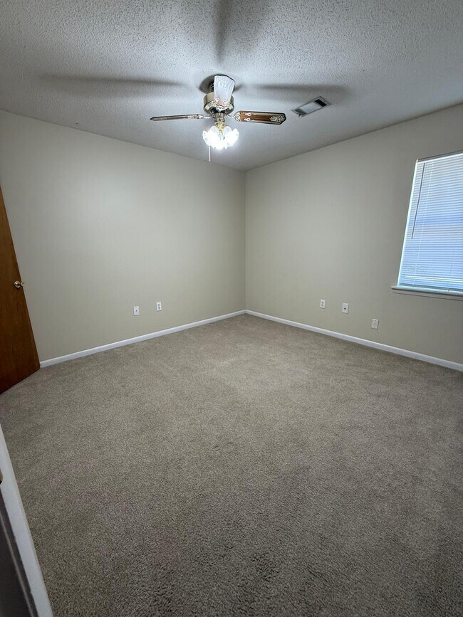 Building Photo - 802 Wildwood Dr