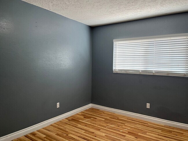 Building Photo - 4-Bedroom Home in Hesperia!