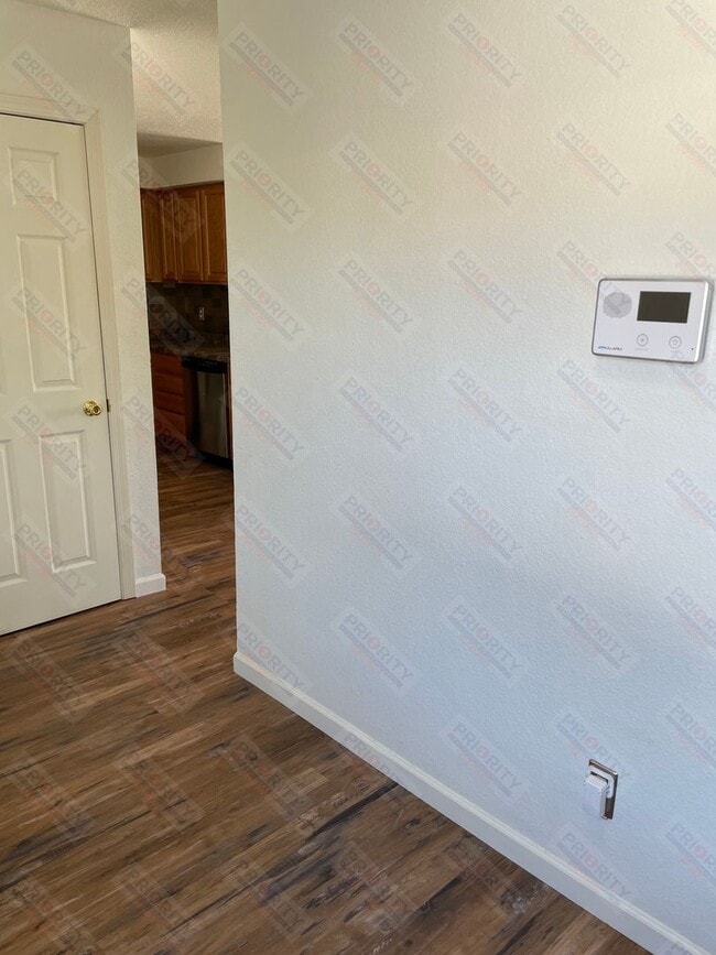 Building Photo - 3 bedrooms, 2.5 bath Townhouse
