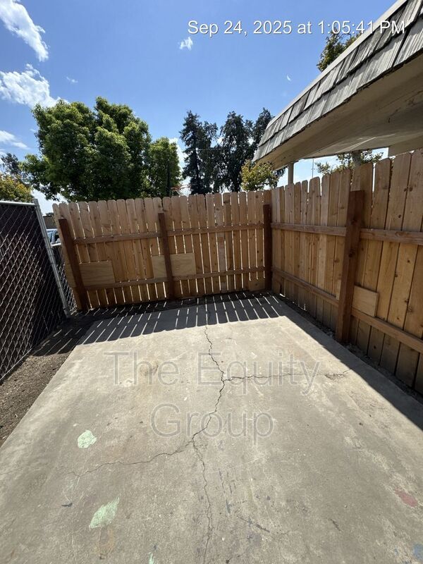 Building Photo - 942 E Tulare Ave