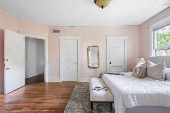 Building Photo - 5 Bed 5 Bath in Atlanta - Prime Location! ...