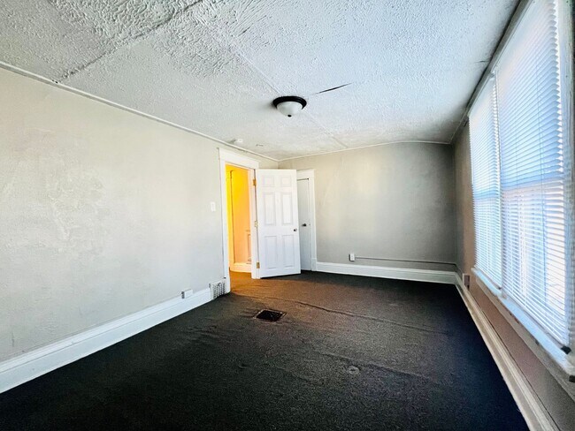 Building Photo - 3-Bed House in Waterloo