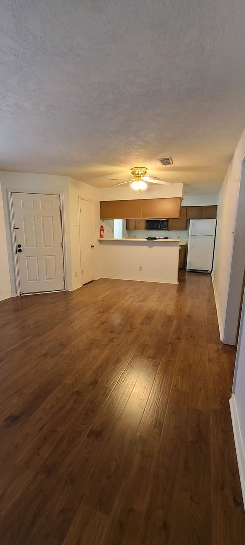 Building Photo - 2 Bedroom 1 Bath Available