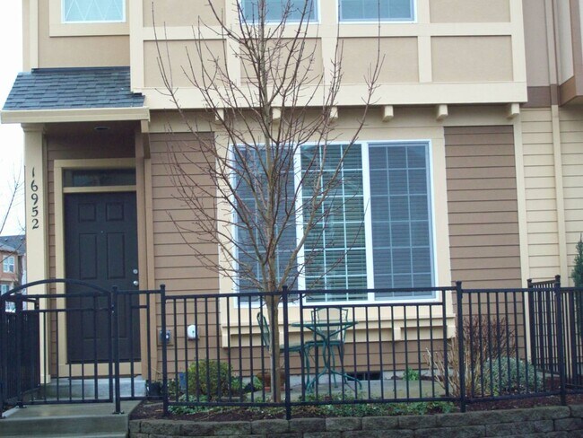 Building Photo - 1652 NW Shadow Hills Lane ~ Excellent Beth...