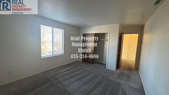 Building Photo - 3 Bedroom, 1.5 Bath Town home.
