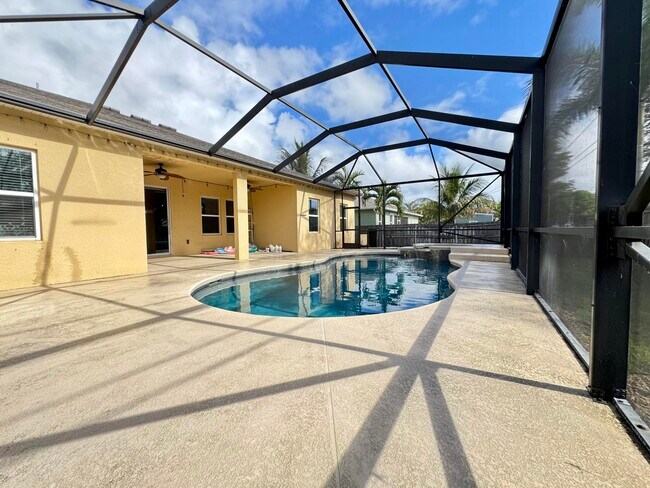 Building Photo - 520 SW Dailey Ave