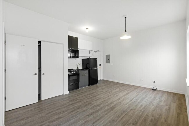 Building Photo - 0 bedroom in Chicago IL 60640