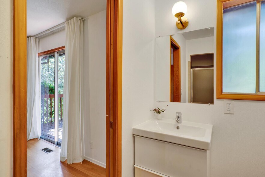 Primary bedroom bathroom - 1931 Mapleleaf Ct