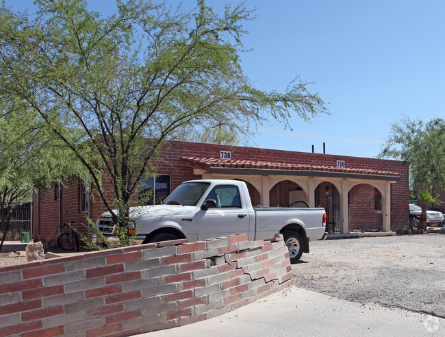 Building Photo - 724-738 N 10th Ave