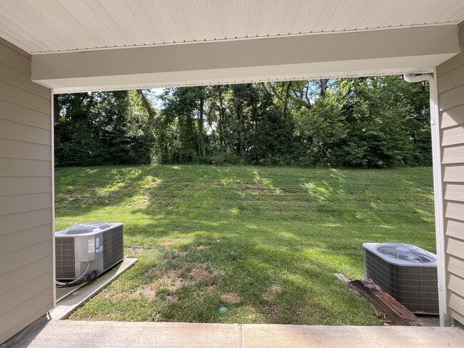 Building Photo - Townhome less than 2 miles from Downtown C...