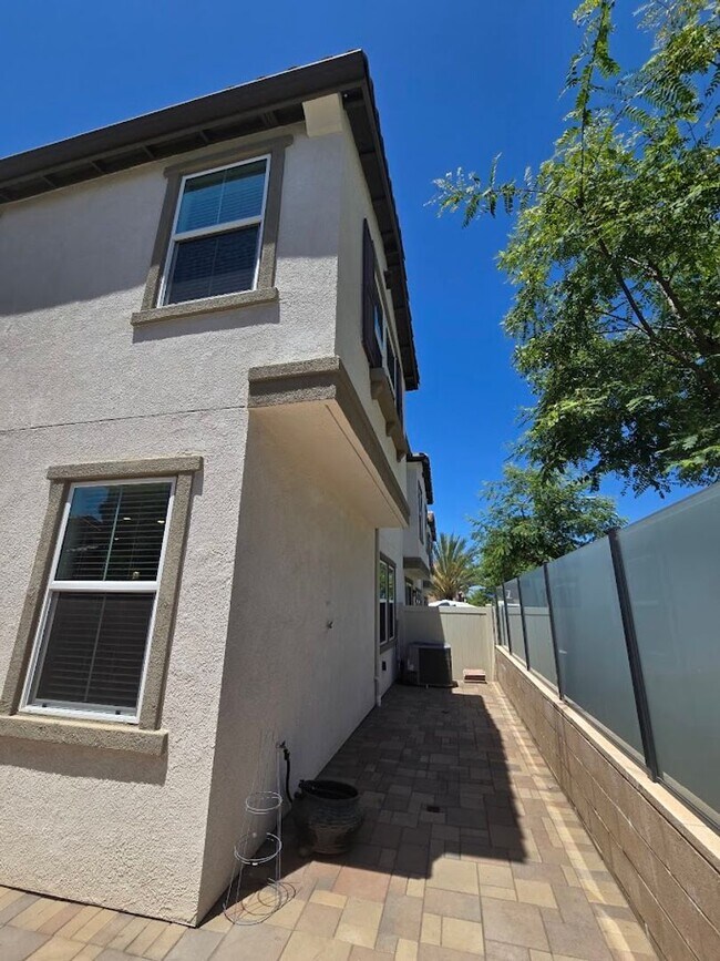 Building Photo - 3-Bedroom Home in Gated Community with Mod...