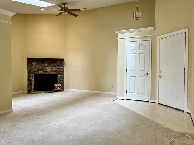 Building Photo - Charming 2 Bedroom/2 Bathroom Apartment Unit in Pond Condos!