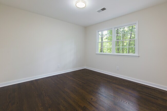 Building Photo - 280 E Valley Dr