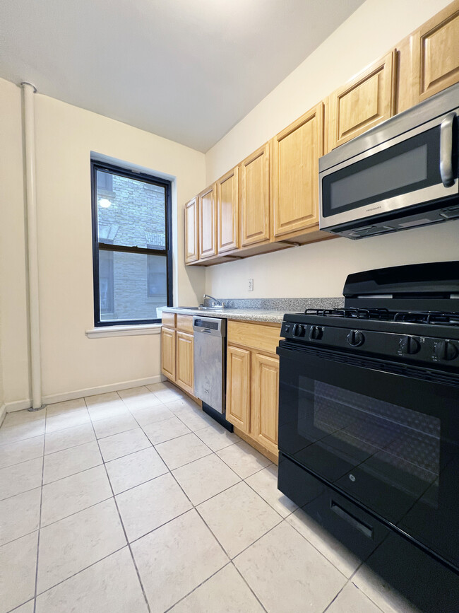 Building Photo - 408 W 130th St