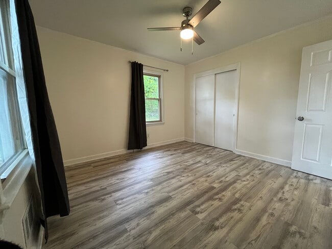 Building Photo - 310 Lytton St