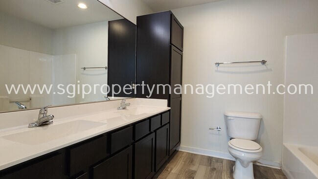 Building Photo - 931 Robineta Ln