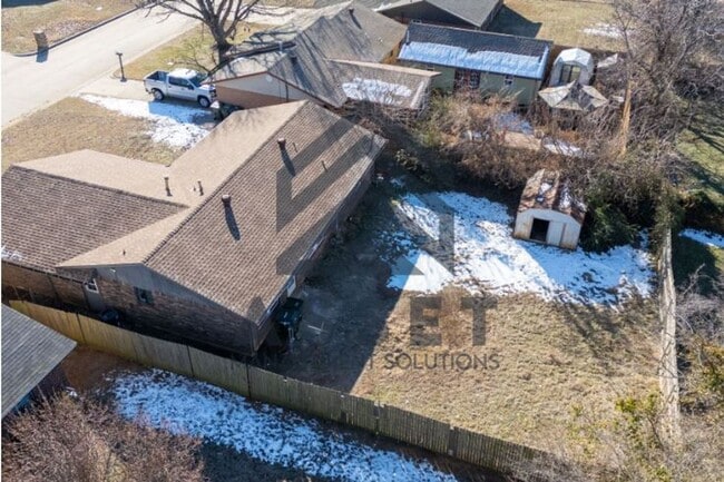 Building Photo - 5 Bedroom House Available Now