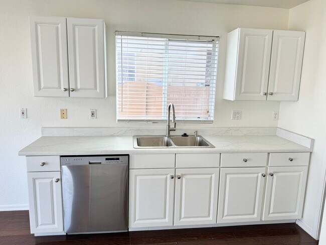 Building Photo - 4 Bedroom 3 Bathroom Home in Surprise! Has Loft & Additional Office/Den!