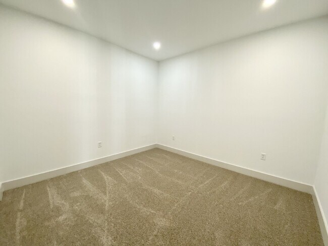 Building Photo - Two Bedroom Apartment Walking Distance to Downtown Bluffton!