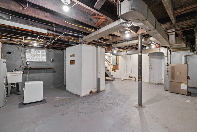Building Photo - 2242 Manor Ave
