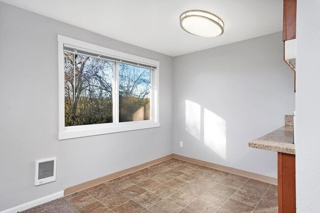 Building Photo - Beautiful 1 bedroom unit! Pets OK!