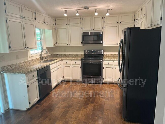 Building Photo - 2320 Springdale Dr