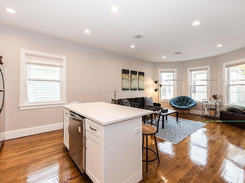 *Pictures are representative samples of the advertised unit. In some cases, the actual units you to - 25 Darling St