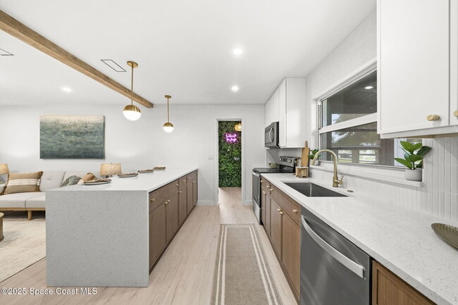 Building Photo - 325 Eva St NE