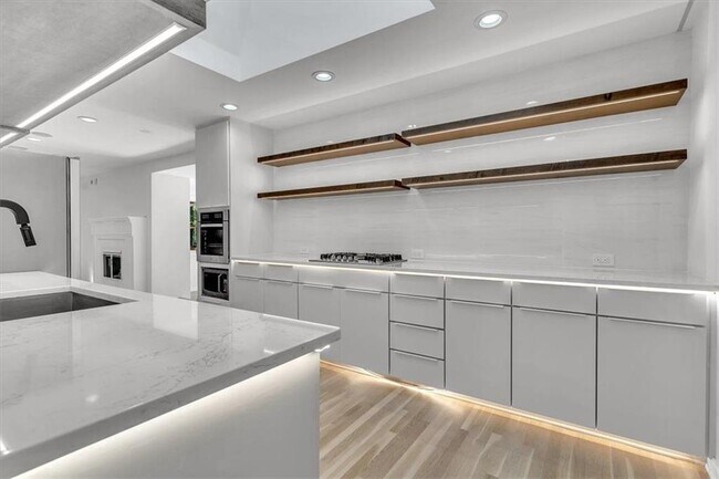 Building Photo - 2605 McKinnon Dr