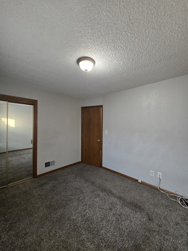 Building Photo - 714 S Fabrique Dr