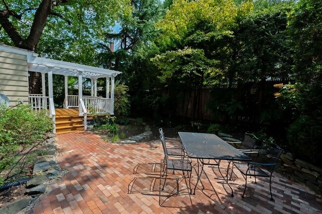Building Photo - 4BR 3.5 BA Chevy Chase Gem is Move-in Read...