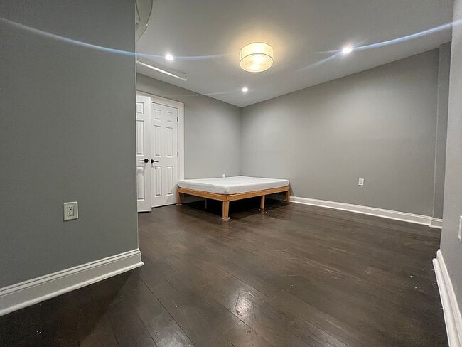 Building Photo - "Charming 2-Bedroom Apartment on Jefferson Ave – Your Ideal Brooklyn Retreat!"