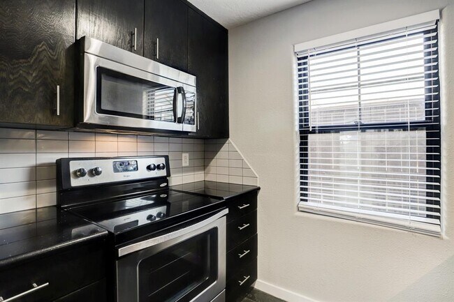 Building Photo - 1501 Hyde Park Blvd