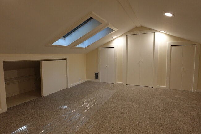 Building Photo - 419 Greenleaf Ave
