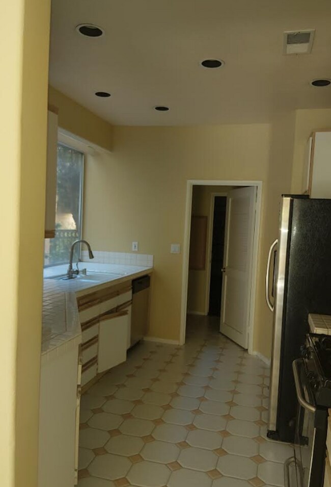 Building Photo - Welcome to our Beautiful, Spacious 2 Bedrooms 2.5 Full Bath Townhouse!
