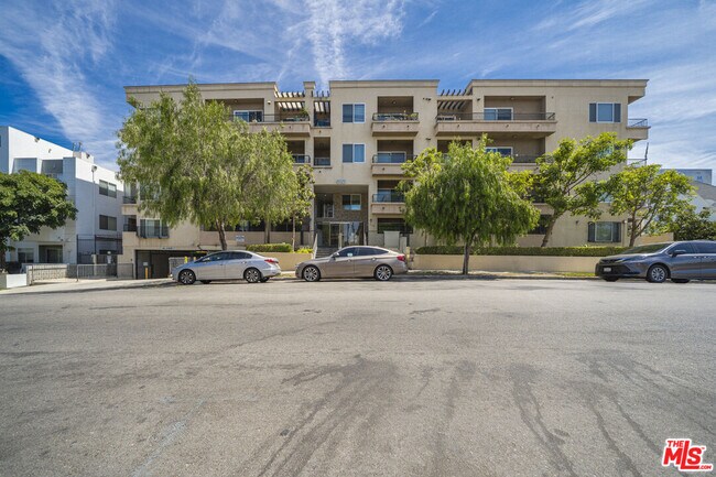 Building Photo - 970 S St Andrews Pl