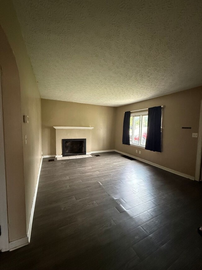 Building Photo - 3 bedroom 1 bath $1300