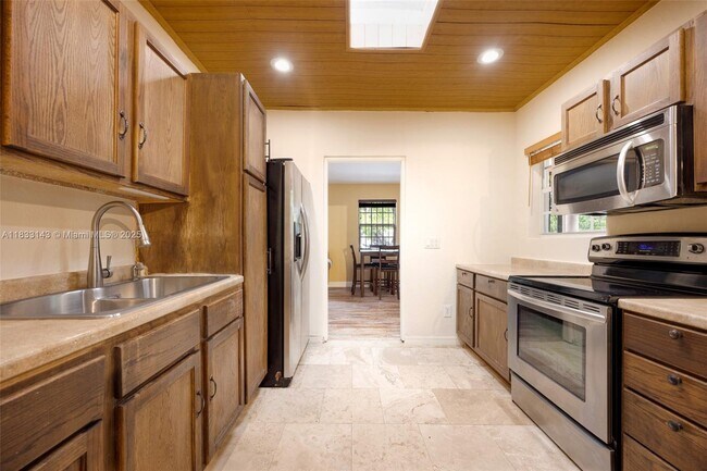 Building Photo - 6401 SW 63rd Ct