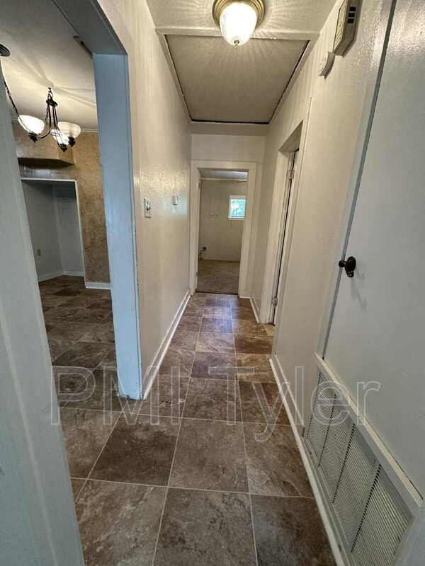 Building Photo - 427 Turkey Creek Dr