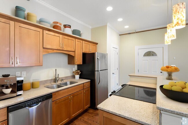 Building Photo - 3 bedroom, 2 bath apartment located in the...