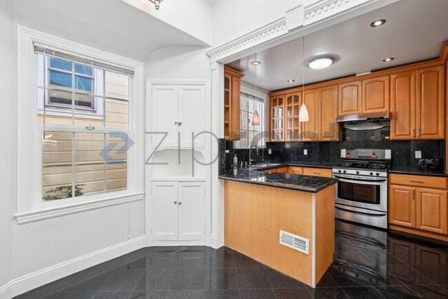 Building Photo - 16 Dunsmuir St