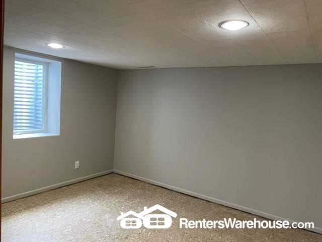 Building Photo - 931 Scheffer Ave