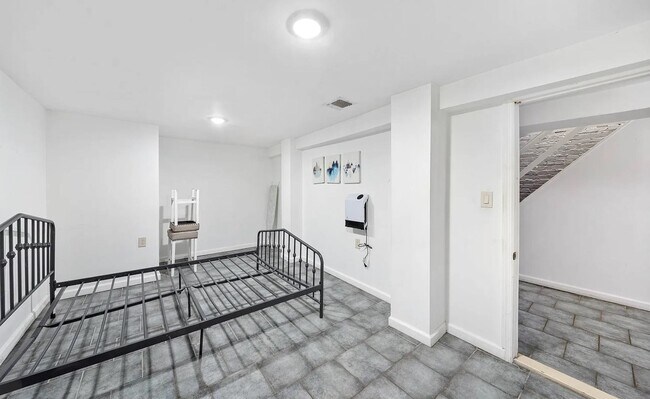 Building Photo - 294 Ege Ave