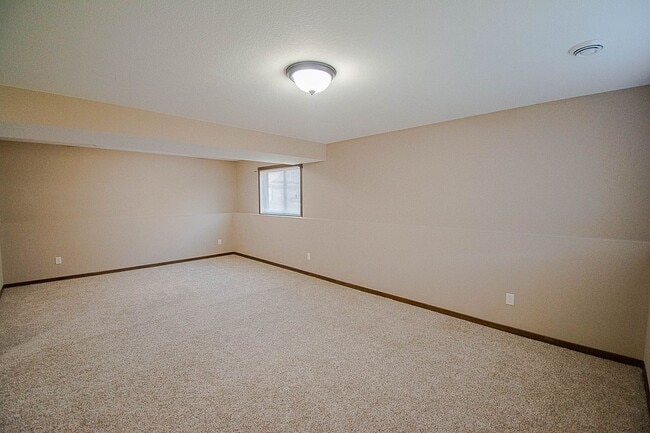 Building Photo - Move-In Ready NW Rochester Home with Finished Lower Level