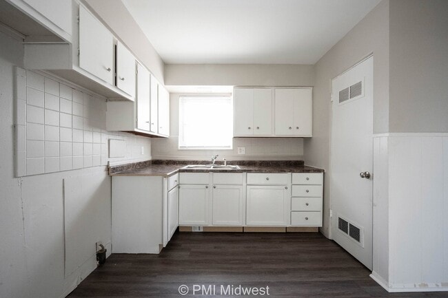 Building Photo - Charming 2-Bedroom Duplex in Indianapolis with Modern Amenities!