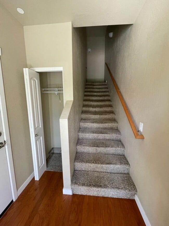 Building Photo - **SPECIAL** FIRST MONTH FREE W/ ONE YEAR LEASE/ 3 LEVEL CONDO W/ UPGRADES, GARAGE/ FENCED YARD