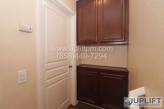 Building Photo - 4300 Newton Ave