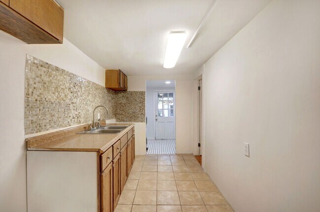 Building Photo - Cute Bungalow - great yard - Two Bedroom