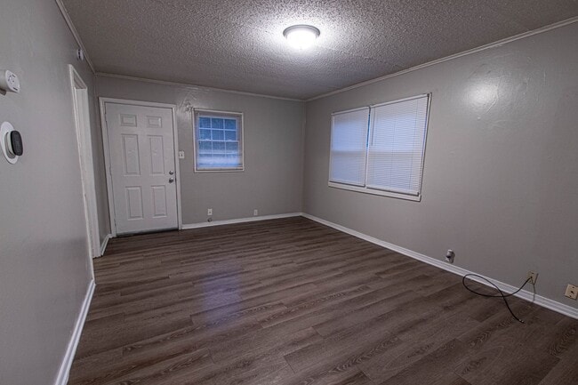 Building Photo - $500 off 1st full months rent. 3 Bedroom/1...